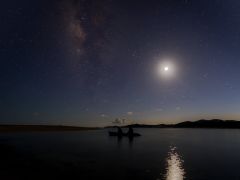 星と月と太陽の光が描く アートのような幻想的な夜空