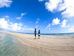カヤックでしか上陸できない幻の砂浜にじするので、誰のいないはての浜を独占する贅沢な時間
