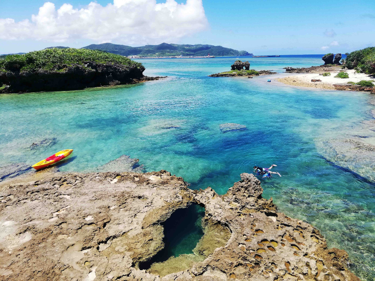 カヤックを係留してシュノーケリング