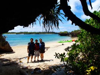 カヤックで上陸する無人島体験