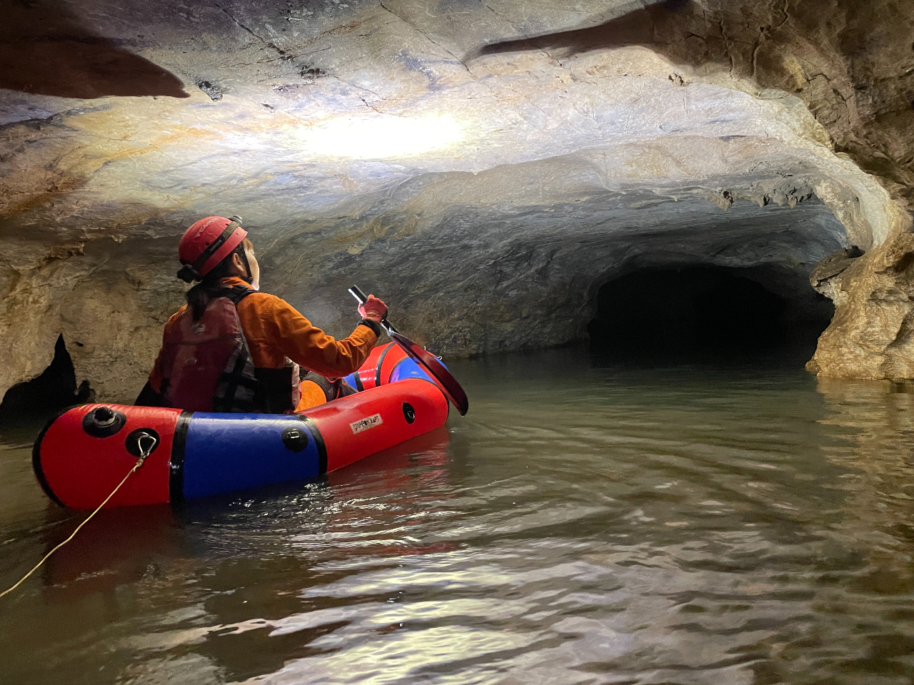 トレンチケイブ コース きっと人生で一番狭い穴を通ったり、洞窟でボートを漕いだり!ほふく前進など変化に富んだコースが待っている当店一番人気のコースです。