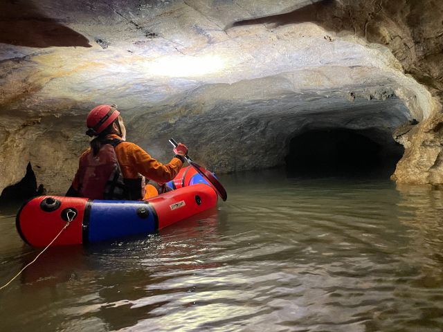 トレンチケイブ コース きっと人生で一番狭い穴を通ったり、洞窟でボートを漕いだり!ほふく前進など変化に富んだコースが待っている当店一番人気のコースです。