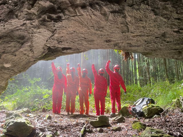 こ〜んな入口からスタート、夏でも12℃の洞窟ですから山道歩いて到着すれば感動の涼しさです!冬でも12℃なので温かい空間に。夏も冬も実は快適なのです。