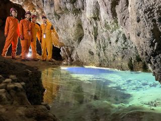 こんな手軽に非日常体験が! 神秘的な水の色、洞窟内の川の音に包まれた巨大空間の先にはこんな世界が待っています。写真も動画もガイドにお任せ!安心し遊んでくだ♪
