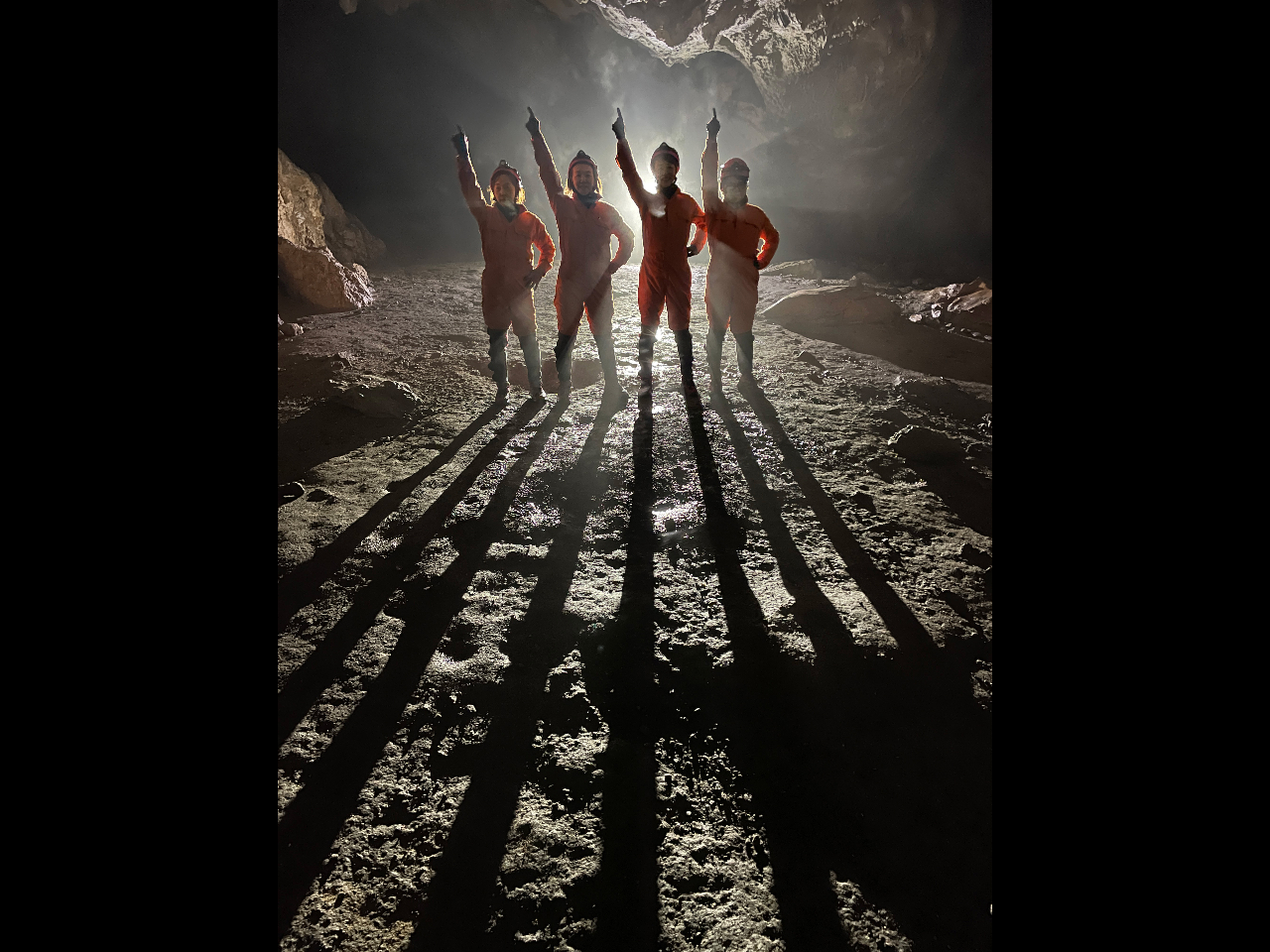 ǂ4lgȂuiƎvł͕ȂBƐF̔Zuv̋ʐ^̂قǂ͂B@Ȃ̎voɂȂΊłB