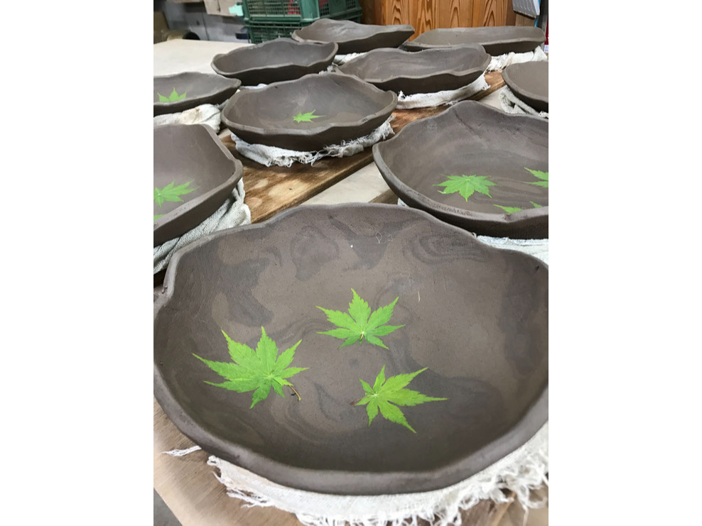 たたら作りで葉っぱのお皿も人気です!