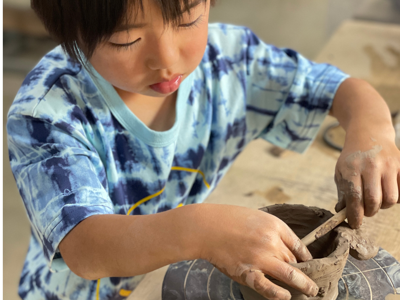 土に触れ、ものつくりの精神を養う体験出来ます。