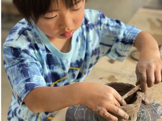 土に触れ、ものつくりの精神を養う体験出来ます。