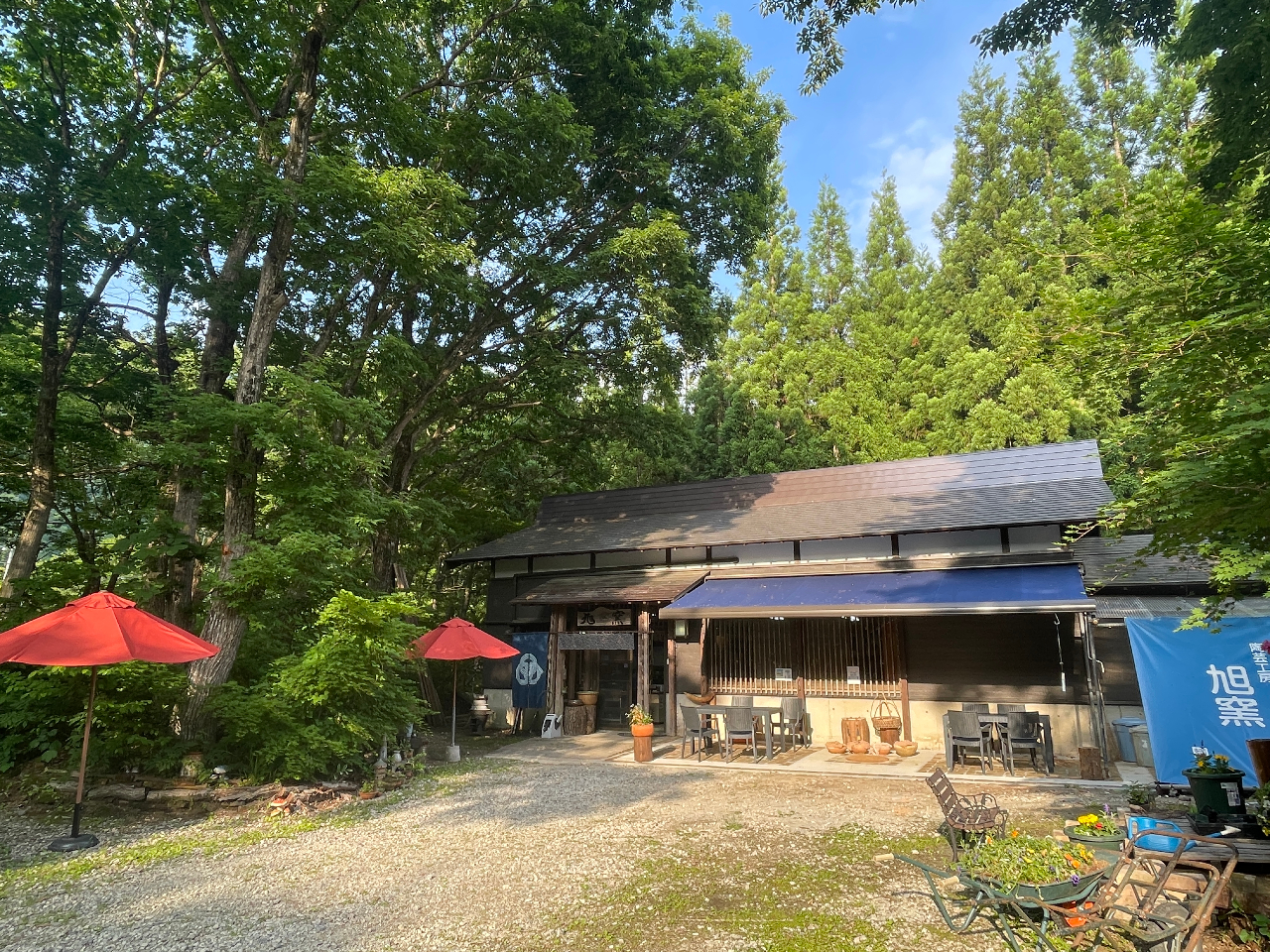 工房の外観と駐車スペース マイクロバス駐車できます