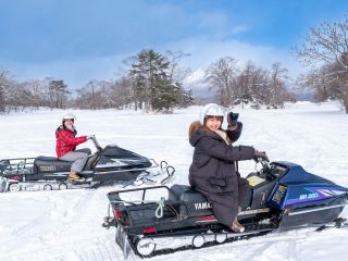全長2kmのロングコースをスノーモービルで駆け抜けます!