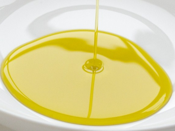 きれいなマリーゴールド色の茶実オイルです。