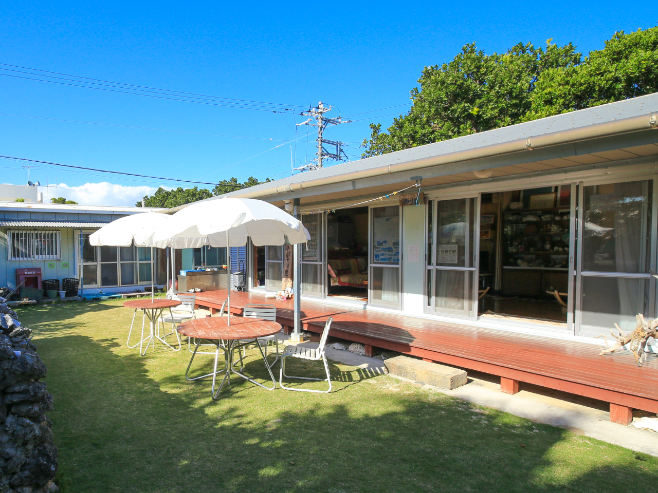 トイレ・更衣室・シャワールーム完備の当店自慢の休憩施設で快適にくつろげます。ソフトドリンク・オリオンビール・かき氷など販売もありまーす☆