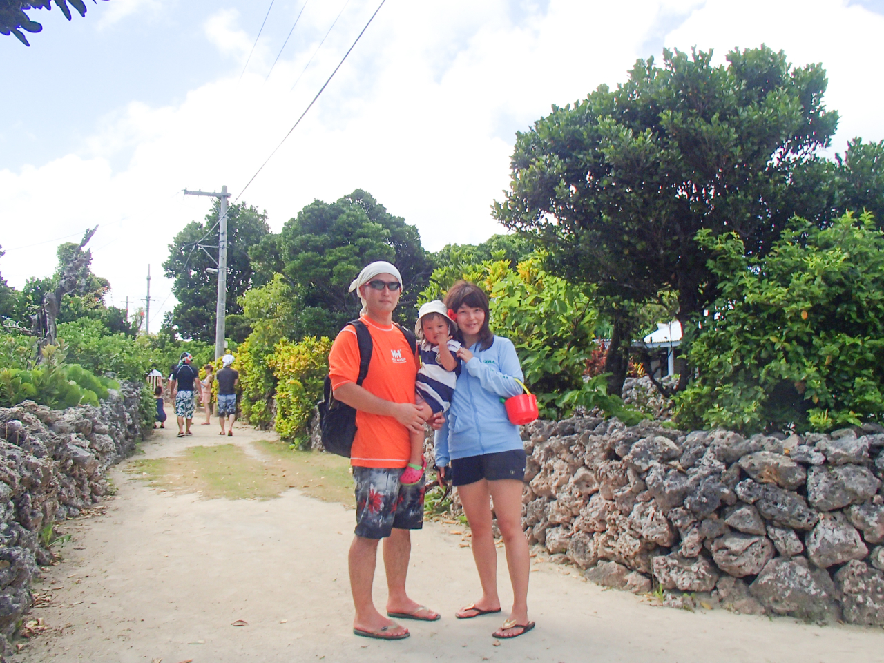 パナリに上陸したらまずはガイドが島内をご案内。小さなお子様からご参加Welcome☆