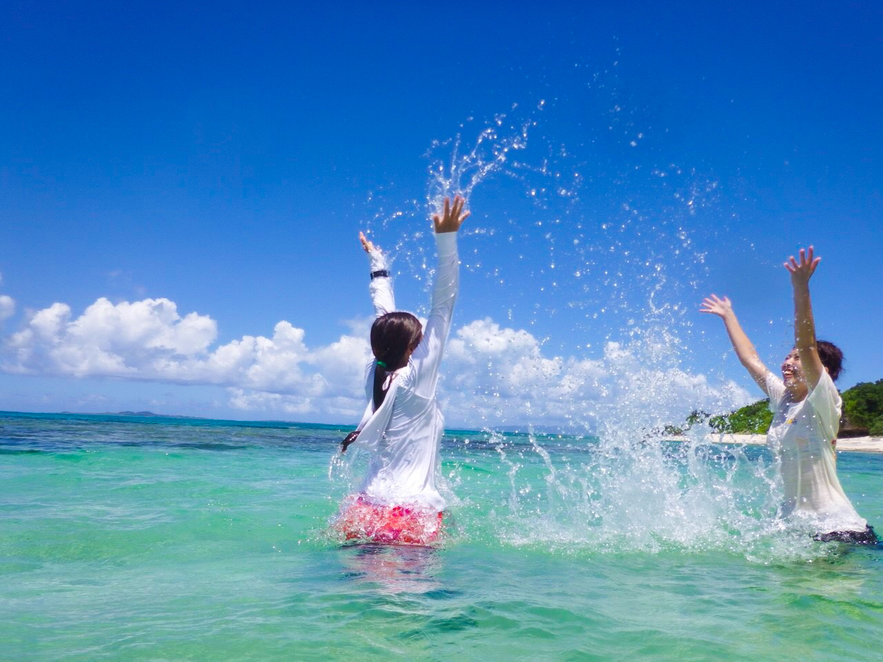 ビーチで遊ぶのも自由。ライフジャケット無料。もしシュノーケリングもしたい場合は、+1,500円でシュノーケリング(器材レンタル込み)も可。