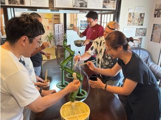 ニコニコ楽しい流しそうめん体験!どんどん流れてくるそうめんを掬い上げます