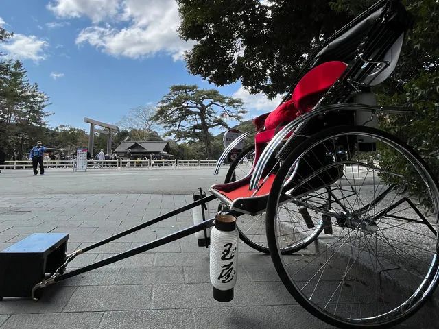 伊勢神宮(内宮)鳥居前にてご乗車出来ます。 鳥居から歩いて15秒。 磨かれたピカピカの人力車が目印です。