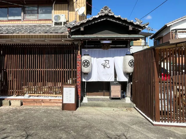 伊勢人力車玉屋の本部発着場 兼宿泊施設(おしのびで) 前日入りの方は宿泊も可能です。 こちらは、大きなお荷物も預けられます。 通常は内宮鳥居前にてご乗車できます