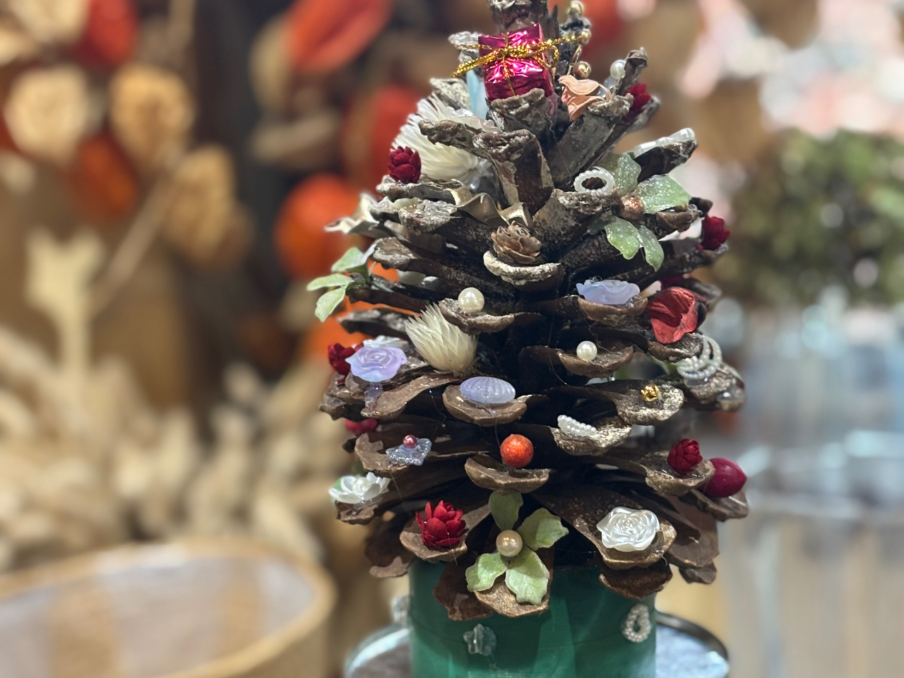 〇大きな松ぼっくりでクリスマスツリーを作ろう!オリジナルのツリーが出来上がります...