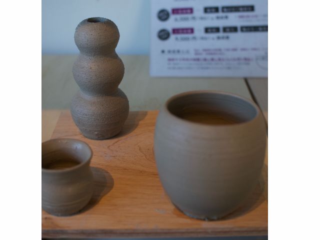 好きな形で思い思いにお作り頂けるように講師が優しく手を添えます!