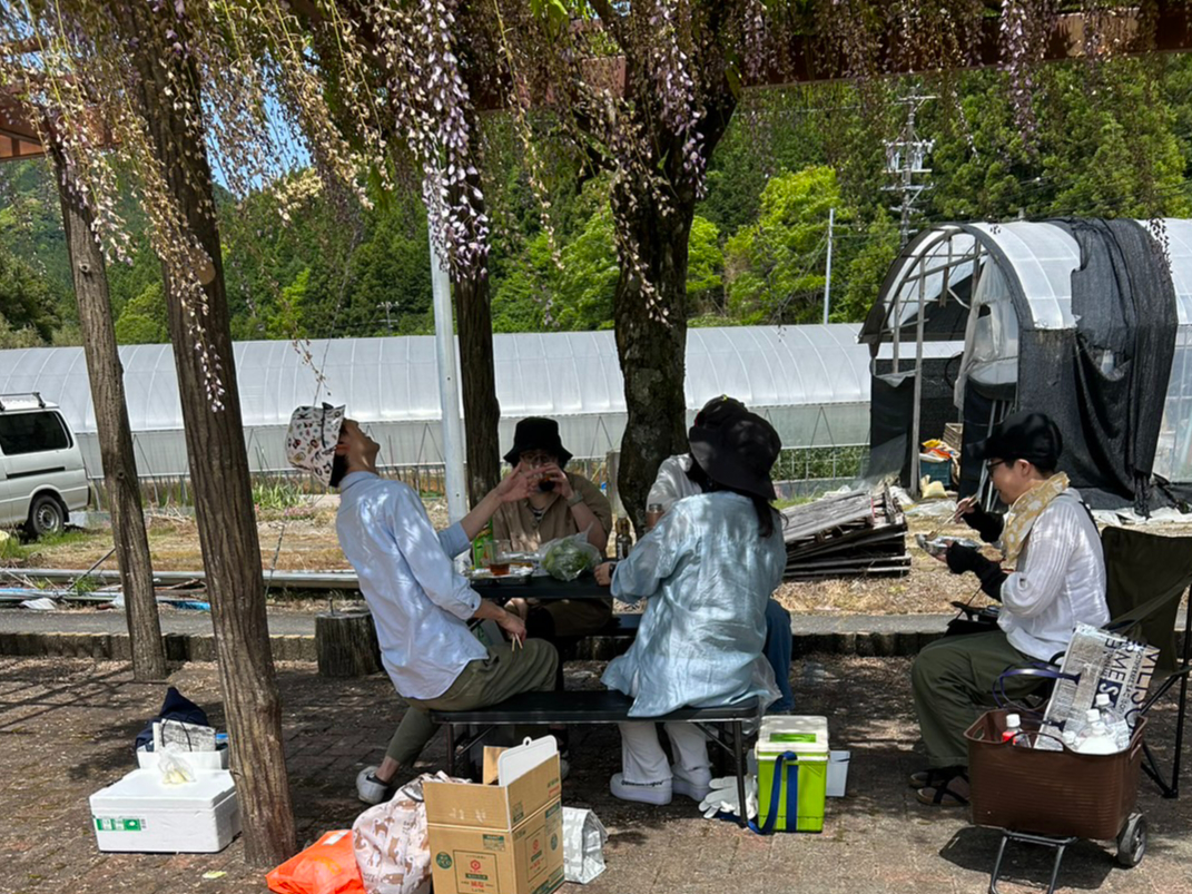 季節によっては藤棚の下でBBQができますよ♪