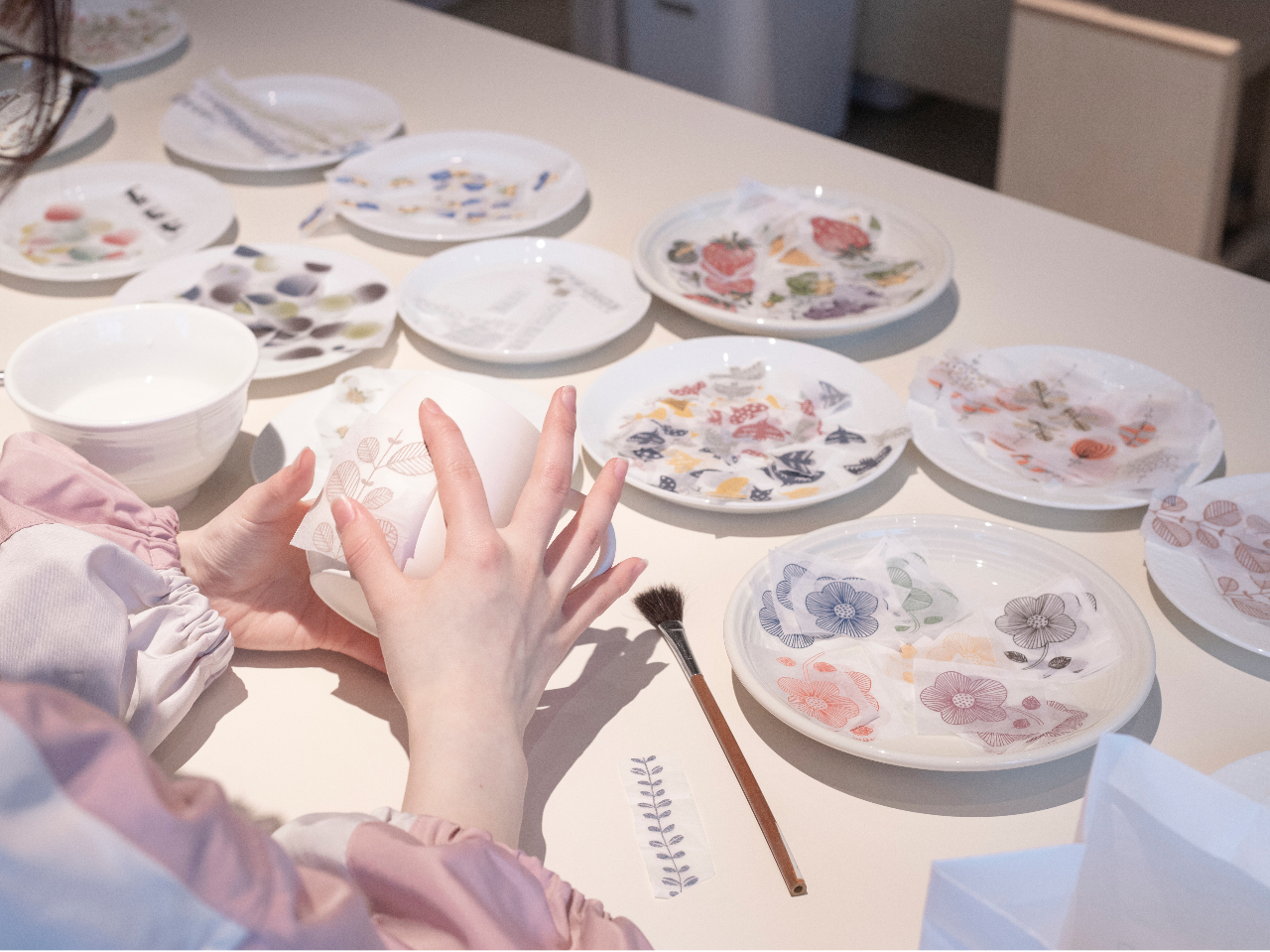 転写シート(紙銅版)を自由に切り貼りしてオリジナルの食器が作れます。