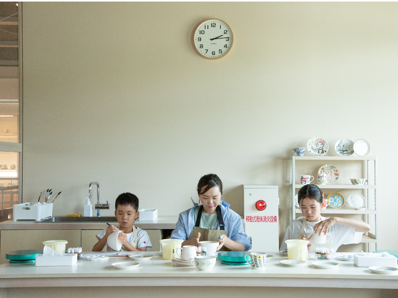 �D���Ȍ`�̂���Ɏ��������̃I���W�i���̊G����`���A�n���I�Ȏ��Ԃ��߂����Ă��������܂���