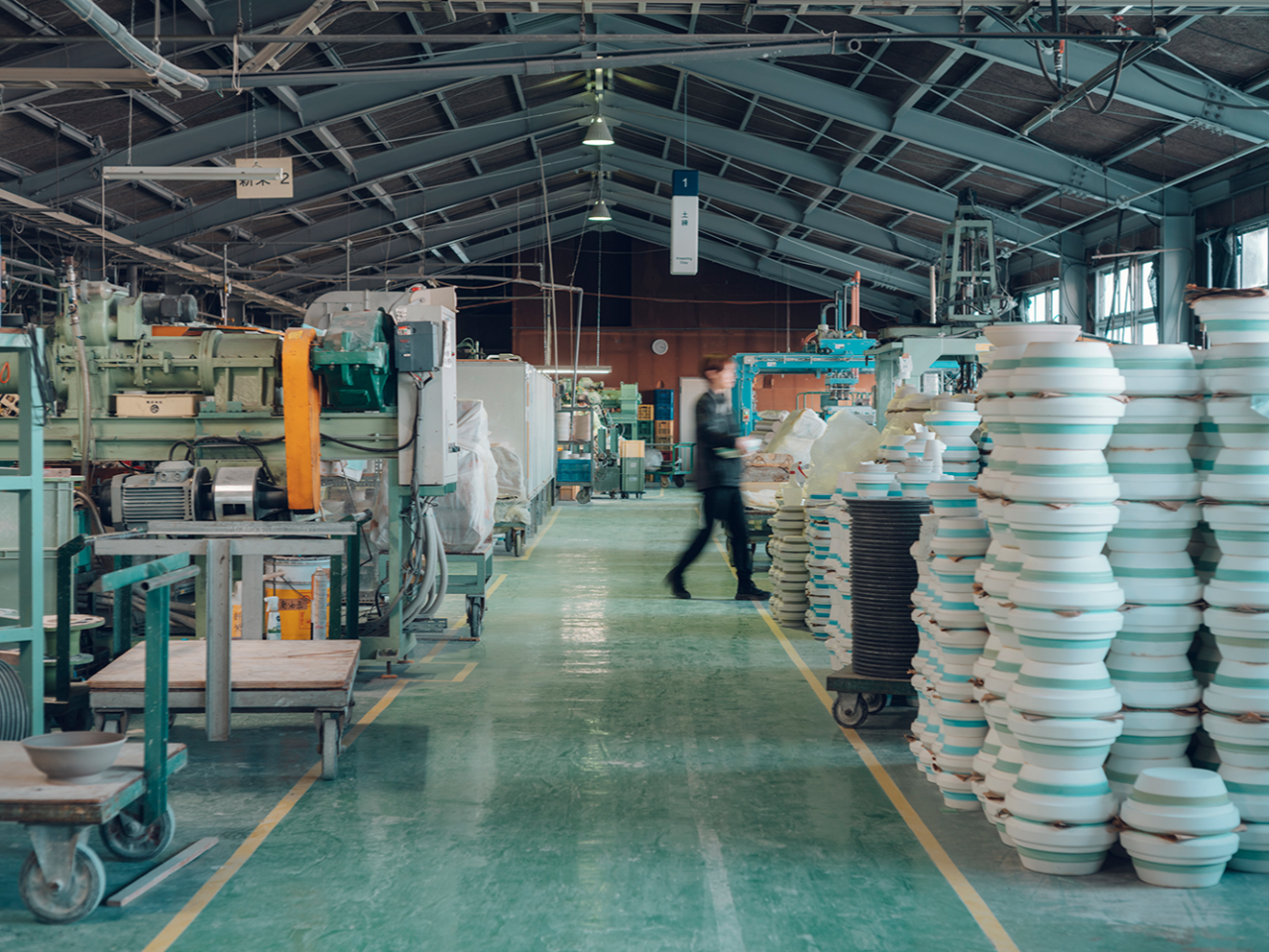 15000種類の食器を製造する工場を、目の前で見ることが出来ます。