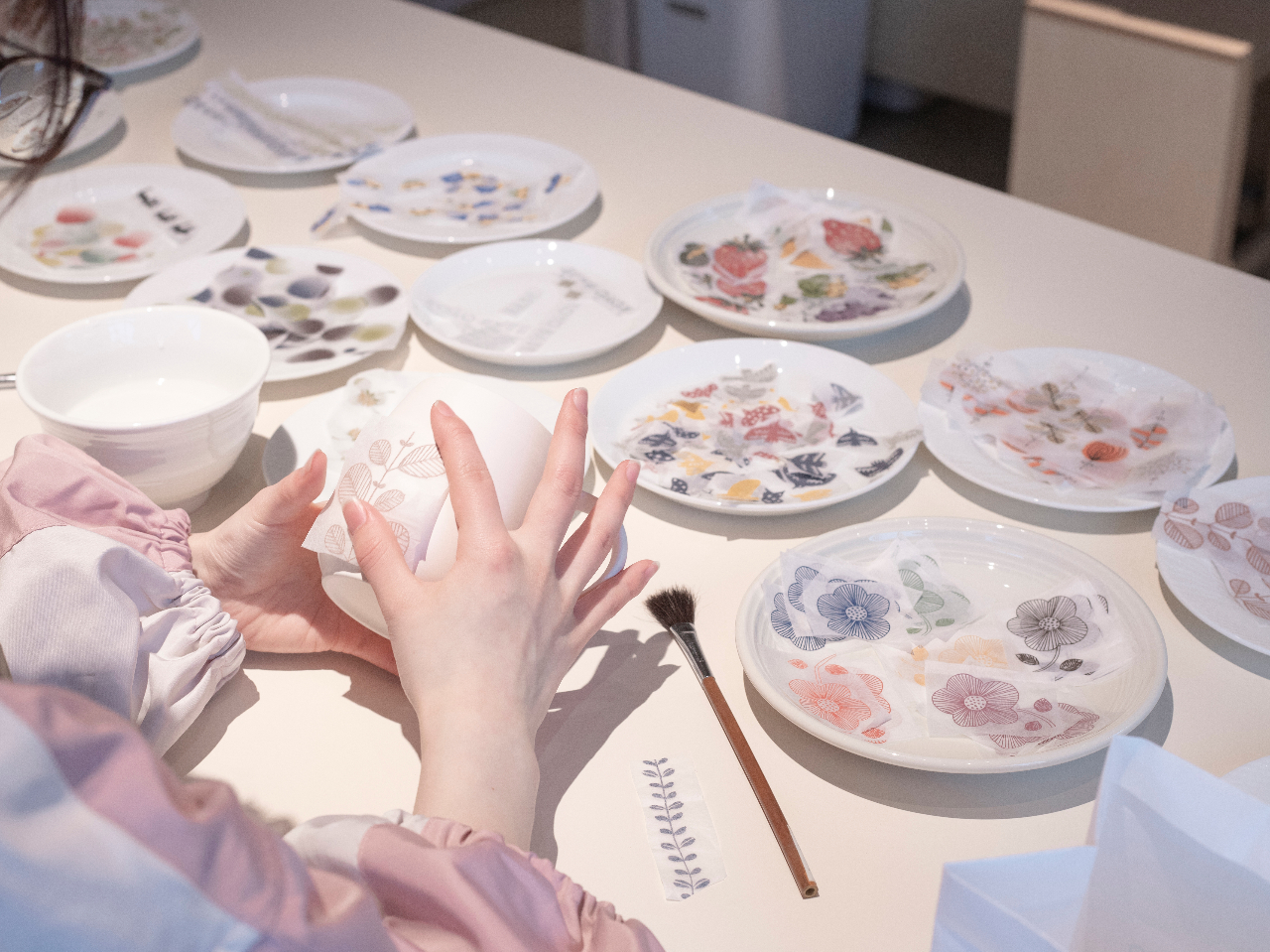 転写シート(紙銅版)を自由に切り貼りしてオリジナルの食器が作れます。