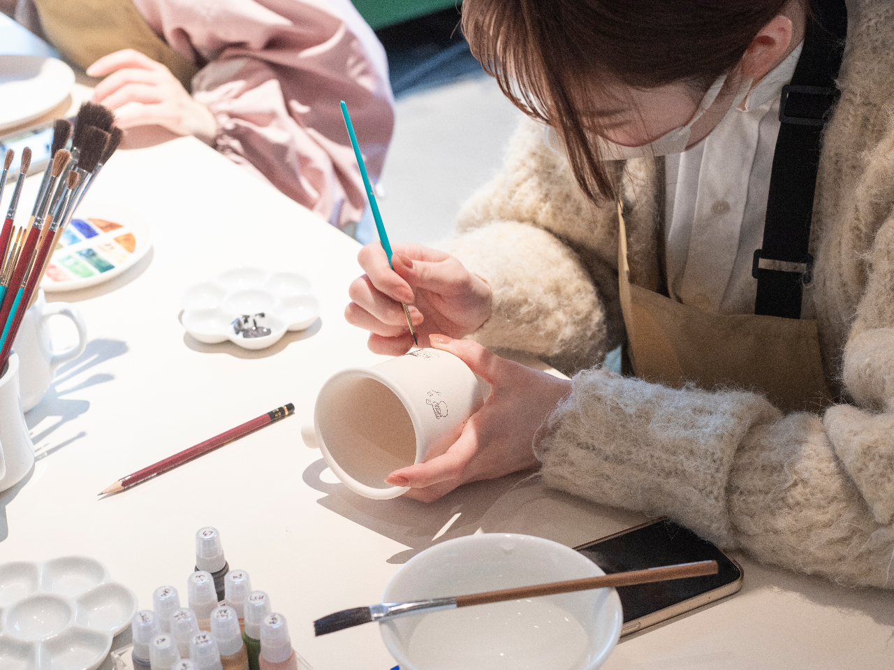 好きな器に絵の具で自由に柄を描いてオリジナルの食器が作れます。