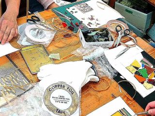 【ステンドグラスとは】 着色ガラスの小片を組み合わせることにより絵や模様を表現した作品です。当工房ではカットガラスを利用して制作しております。