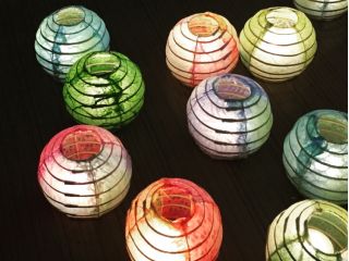 数種類ある和紙の中から好みのものを選んで貼ることができます