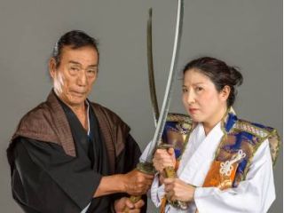 タレント養成所にて、NHK大河ドラマなどの殺陣・武術指導を50年以上手掛けた林邦史朗に師事。
