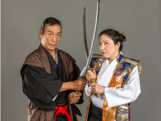 タレント養成所にて、NHK大河ドラマなどの殺陣・武術指導を50年以上手掛けた林邦史朗に師事。