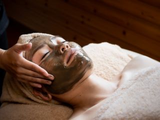 キメの細かいクチャパックでくすみに働きかけ明るいお肌へ。