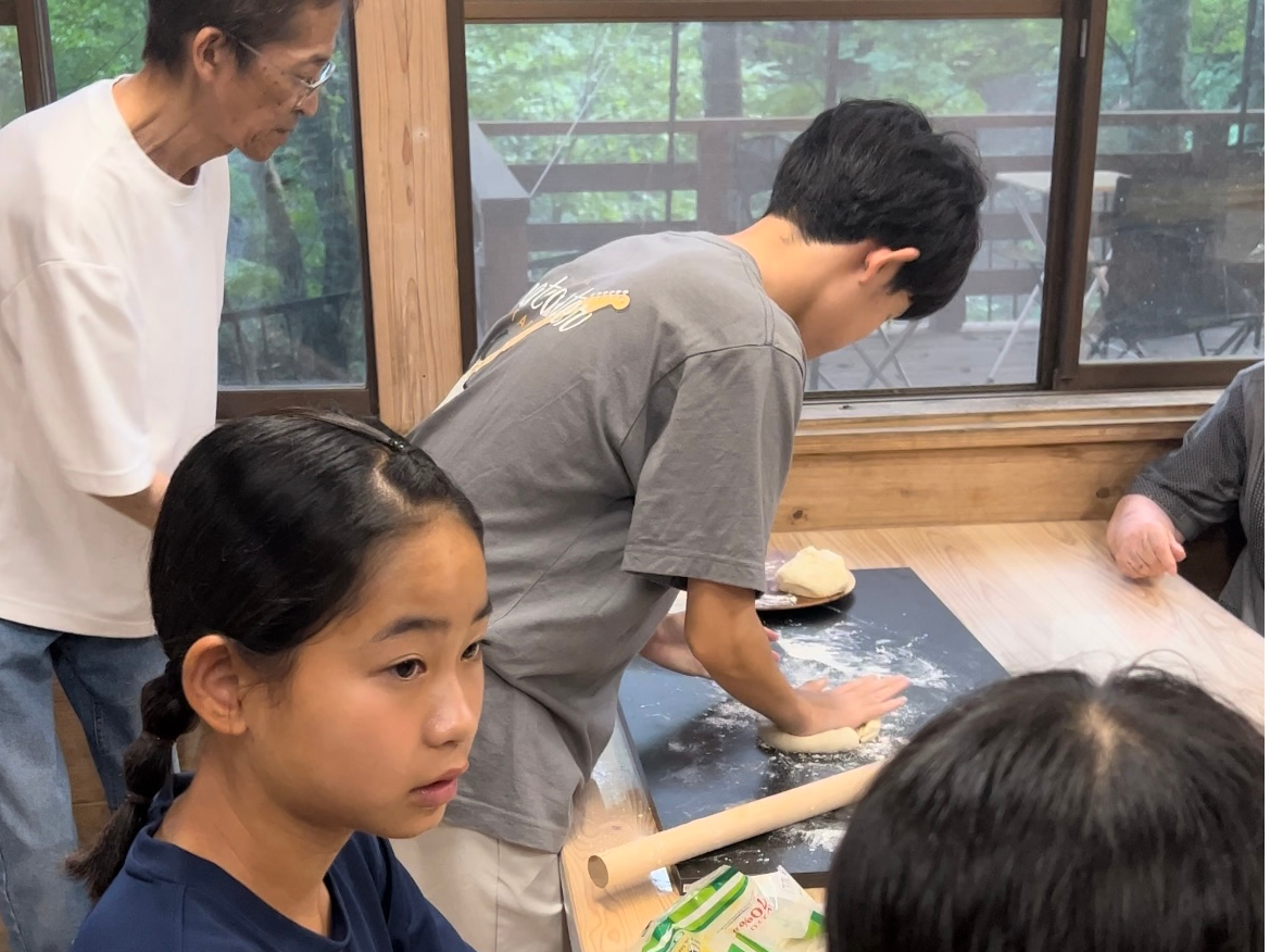 さぁ、頑張って生地を伸ばしましょう