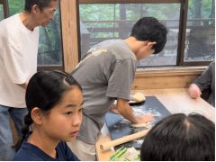 さぁ、頑張って生地を伸ばしましょう