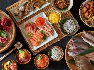 オリジナル海鮮丼:お好きな海鮮ネタをお好きなだけ盛り合わせて作る大人気のオリジナル海鮮丼。レフ関空泉佐野でもたっぷりお楽しみいただけます。