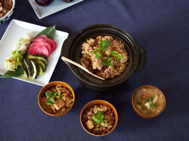 地元食材メニュー:大阪名物かやくご飯や地元のお味噌を使ったお味噌汁、地元醸造所のお醤油など、レフ関空泉佐野ならではのオリジナル朝食メニューをお楽しみください。