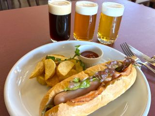 米軍横田基地が所在するアメリカンなまち、福生市の名物ホットドッグ「福生ドッグ」国産豚肉にこだわったソーセージとベーコンを使用。