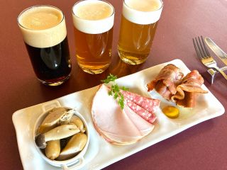 敷地内工場でつくるハム・ソーセージ・ベーコンがご堪能いただけるシェフ特製オードブルと地元産のクラフトビール3種飲み比べ