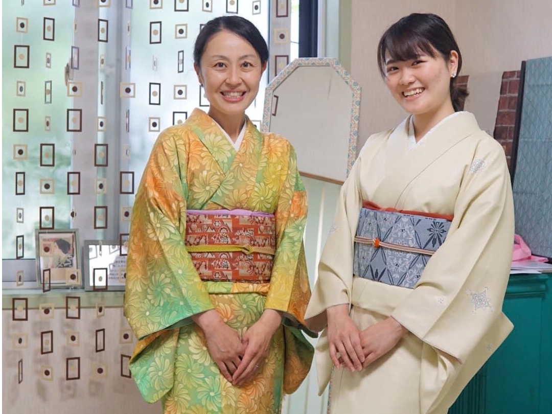 一回完結のレッスンでは、半幅帯(ゆかたの時などに使用する帯)を結んで仕上げていきます。