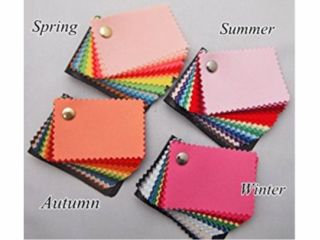 お買い物に持つと色選びに便利な布製色見本帳もセットになっています。