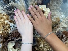 棒状の素材からバングルを作る体験ができます☆旅の思い出や記念日に作られる方も。
