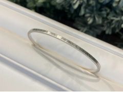 テクスチャによって雰囲気の異なるバングルができます。刻印も入れることができますので、世界で一つだけのオリジナルバングルを作ってみましょう♪