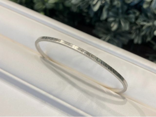 テクスチャによって雰囲気の異なるバングルができます。刻印も入れることができますので、世界で一つだけのオリジナルバングルを作ってみましょう♪