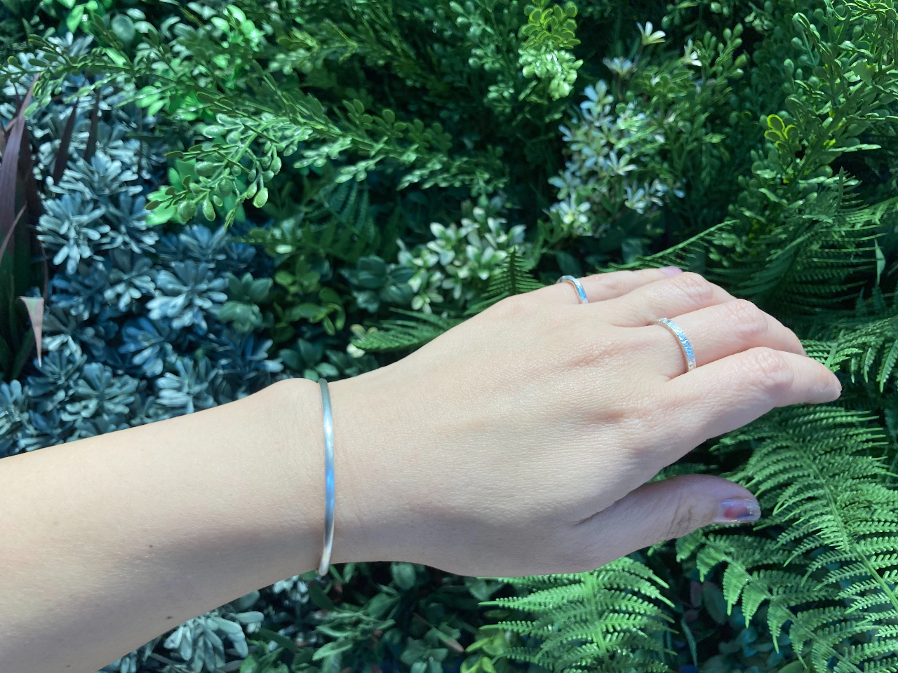 完成したバングルをつけて店内でお写真をお撮りしませんか?素敵な思い出を増やしましょう♪