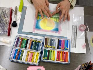 型を使って、指でクルクル描いていきます。どなたでもお気に入りの一枚になります。