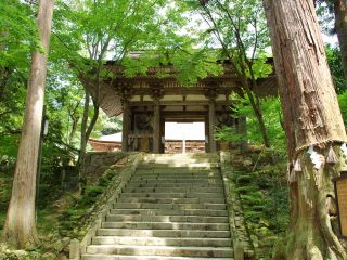 室町時代初期に建立された西明寺の二天門は重要文化財です。