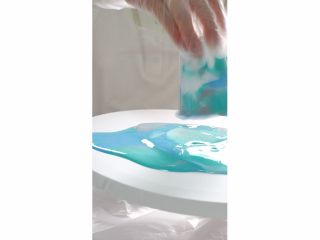 絵具を垂らしながら制作していただきます♪