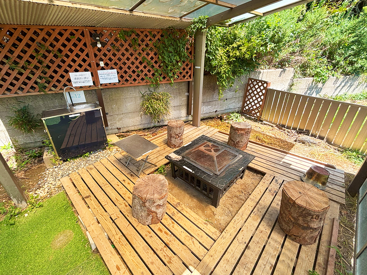 屋根付きBBQデッキあり。丸太イス×4コ、手洗い場付き。